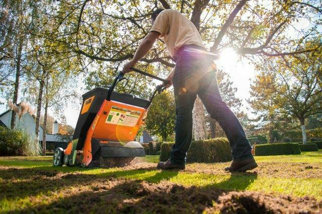 Gelijktijdig met het doorzaaien, mag het jonge gras bemest worden